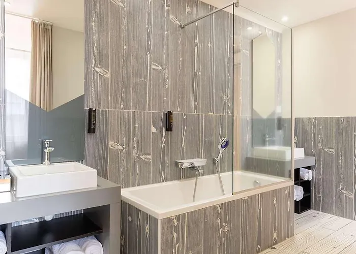 Hotel The Originals Boutique Le Lion *